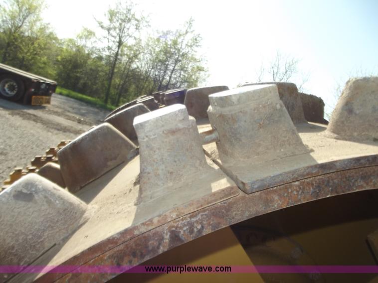 image for item B6343 2007 Caterpillar CS563E smooth drum roller with padfoot kit