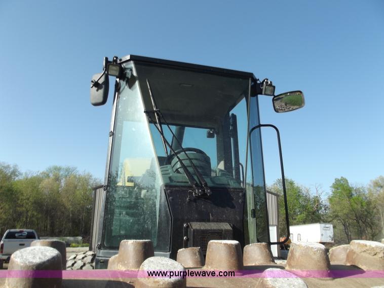 image for item B6343 2007 Caterpillar CS563E smooth drum roller with padfoot kit