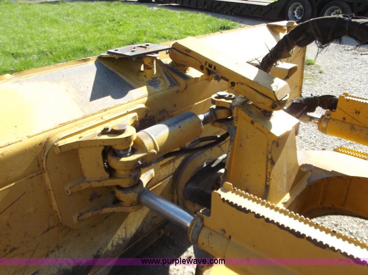image for item B6345 2005 John Deere 700J XLT dozer