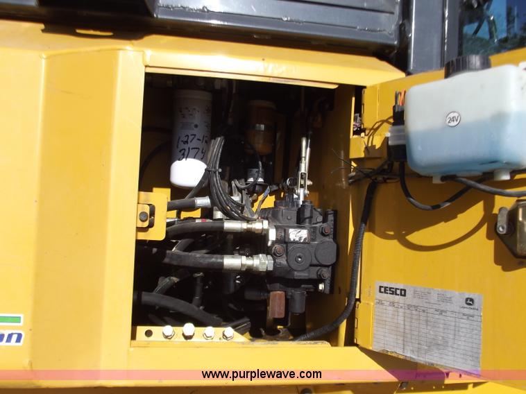 image for item B6345 2005 John Deere 700J XLT dozer