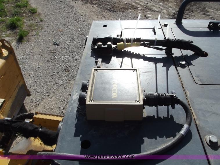 image for item B6345 2005 John Deere 700J XLT dozer