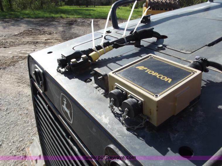 image for item B6345 2005 John Deere 700J XLT dozer