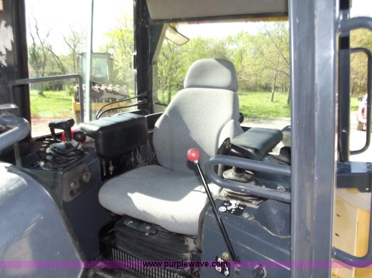 image for item B6345 2005 John Deere 700J XLT dozer