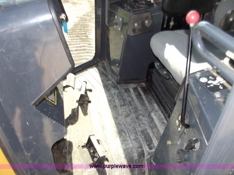 image for item B6345 2005 John Deere 700J XLT dozer