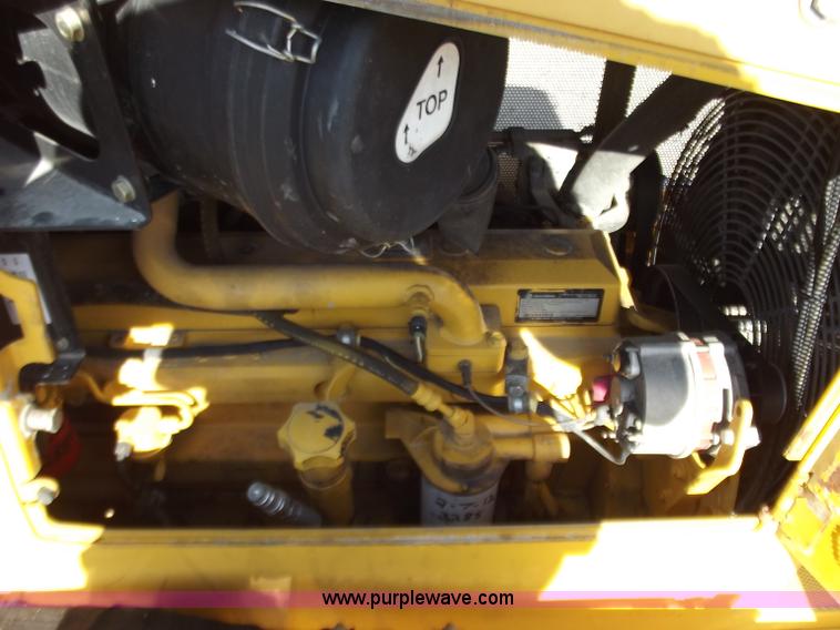 image for item B6345 2005 John Deere 700J XLT dozer