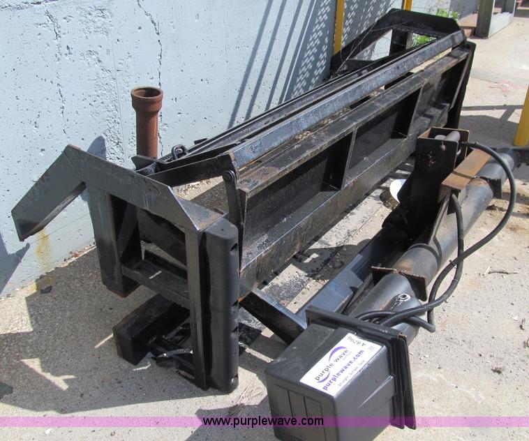 Tailgate lift in Des Moines, IA Item A8296 sold Purple Wave