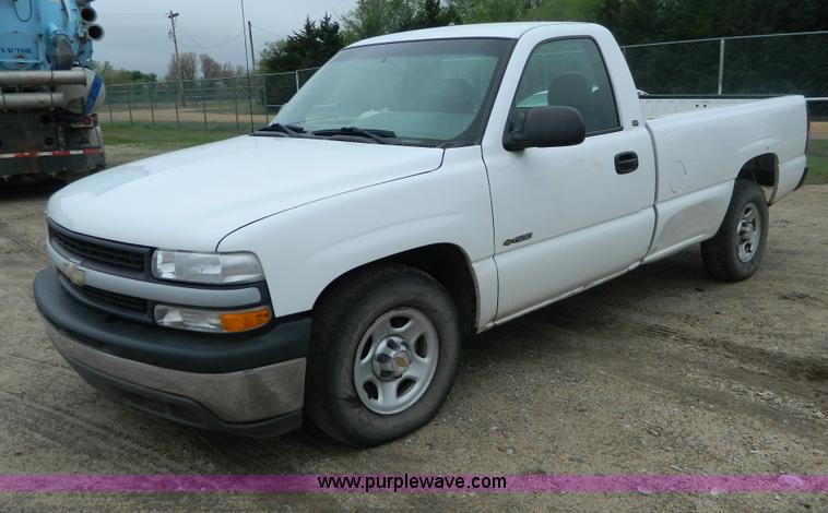 image for item B3614 2001 Chevrolet Silverado 1500 pickup truck