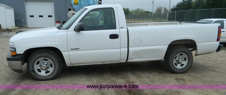 image for item B3614 2001 Chevrolet Silverado 1500 pickup truck