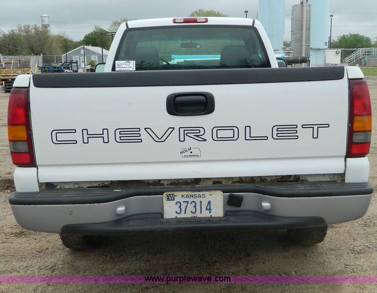 image for item B3614 2001 Chevrolet Silverado 1500 pickup truck
