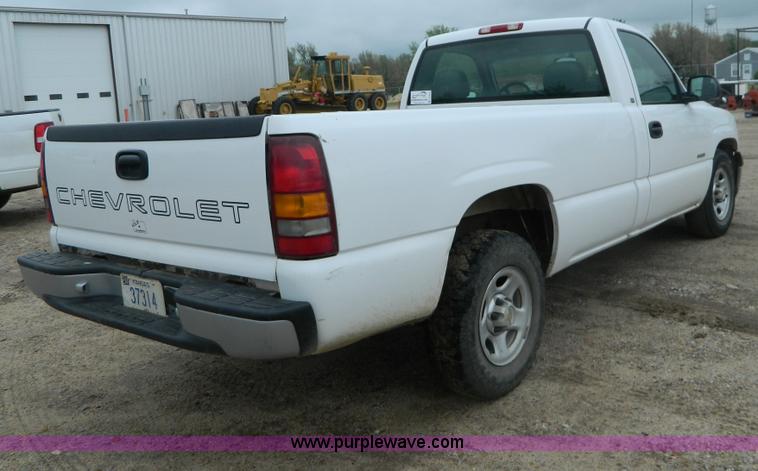 image for item B3614 2001 Chevrolet Silverado 1500 pickup truck