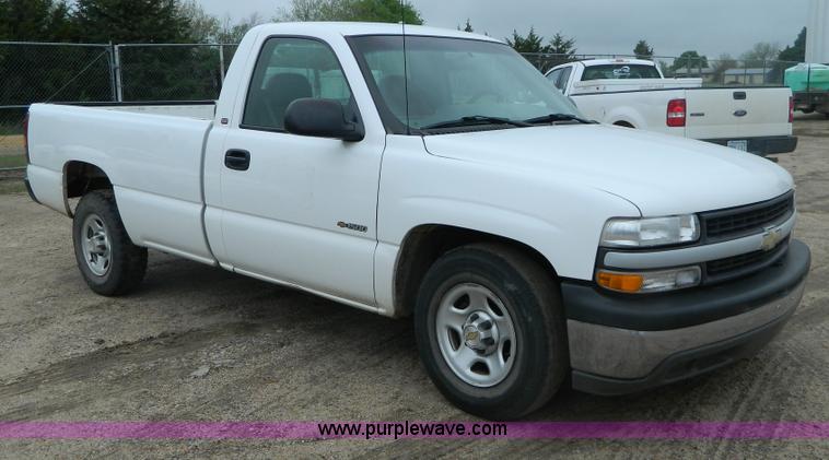 image for item B3614 2001 Chevrolet Silverado 1500 pickup truck