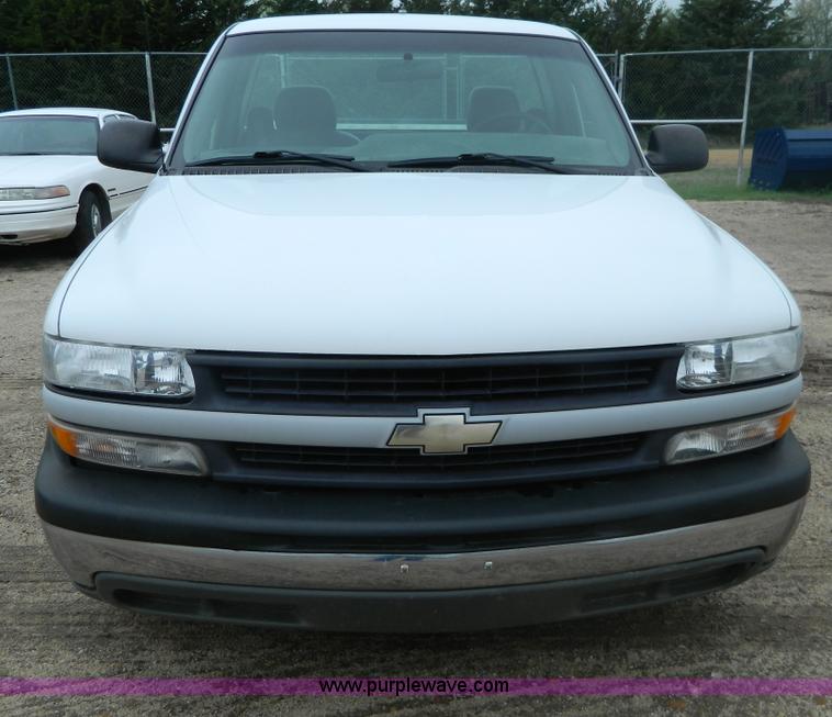 image for item B3614 2001 Chevrolet Silverado 1500 pickup truck