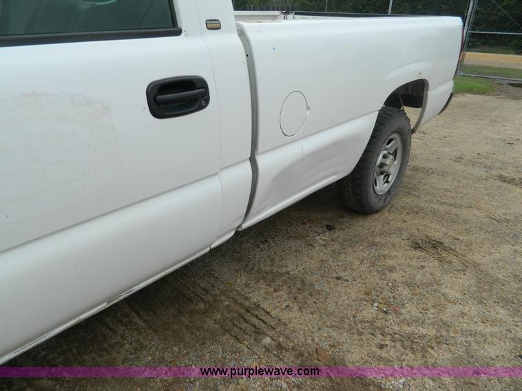 image for item B3614 2001 Chevrolet Silverado 1500 pickup truck