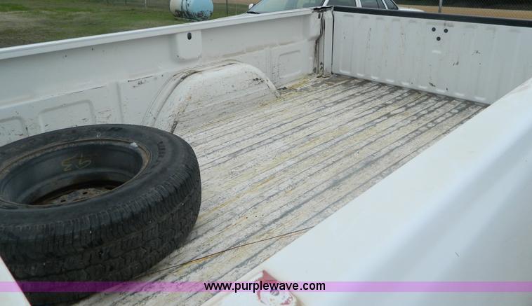 image for item B3614 2001 Chevrolet Silverado 1500 pickup truck