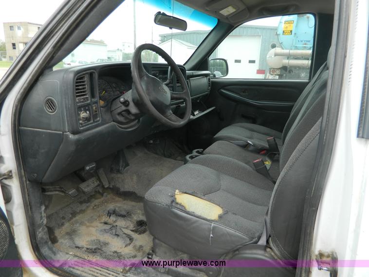 image for item B3614 2001 Chevrolet Silverado 1500 pickup truck