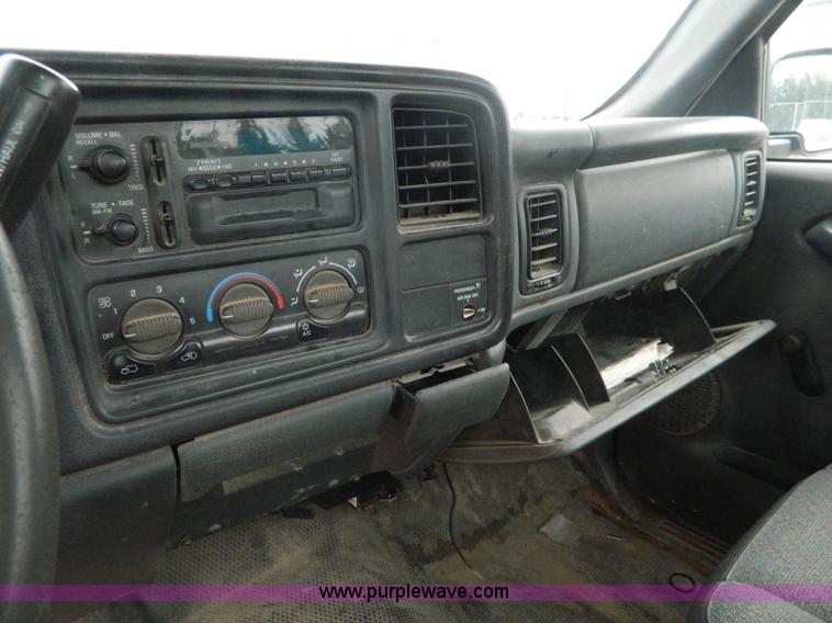 image for item B3614 2001 Chevrolet Silverado 1500 pickup truck