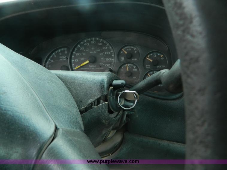 image for item B3614 2001 Chevrolet Silverado 1500 pickup truck