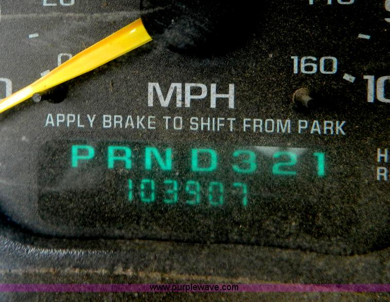 image for item B3614 2001 Chevrolet Silverado 1500 pickup truck