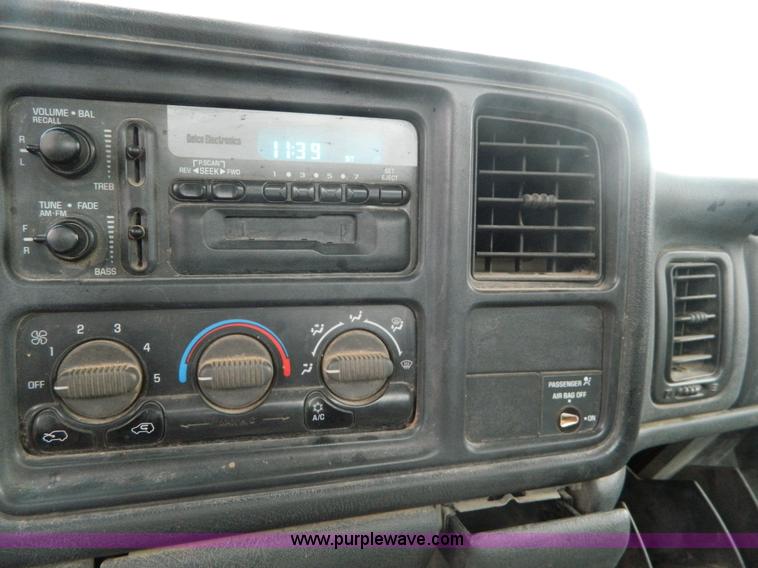 image for item B3614 2001 Chevrolet Silverado 1500 pickup truck