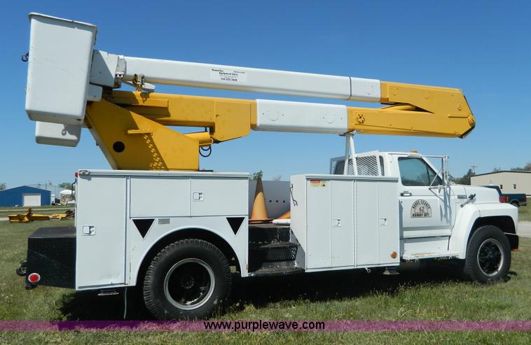 image for item B3635 1985 Ford F7000 bucket truck