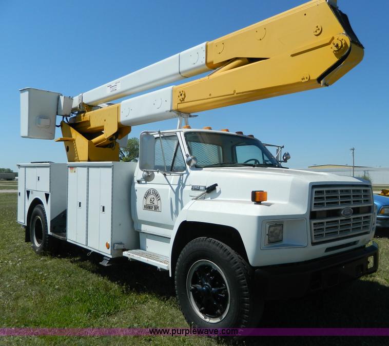 image for item B3635 1985 Ford F7000 bucket truck
