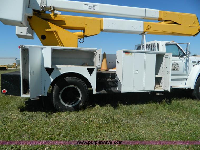 image for item B3635 1985 Ford F7000 bucket truck