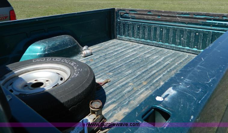 image for item B3650 1996 Ford F150 pickup truck