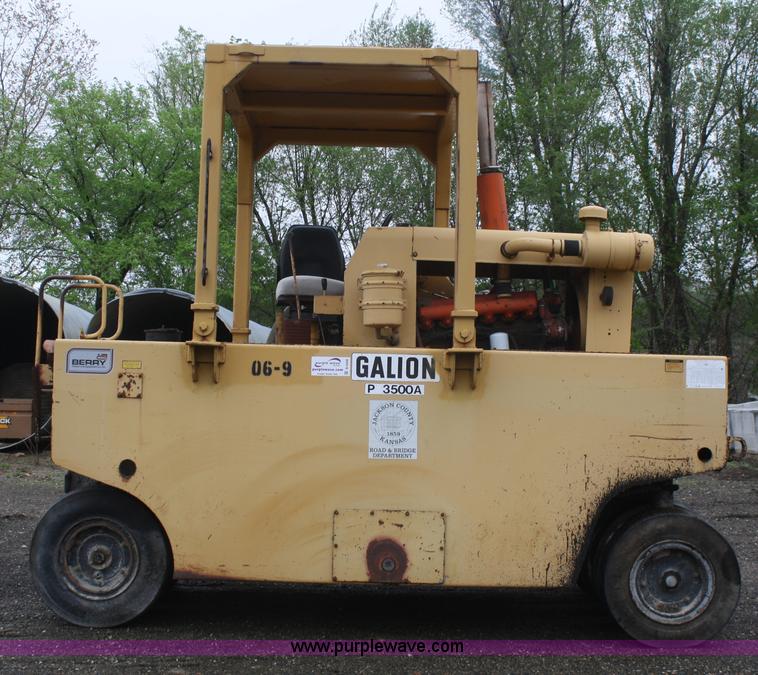 image for item B6508 1982 Galion P3500A rubber tire roller