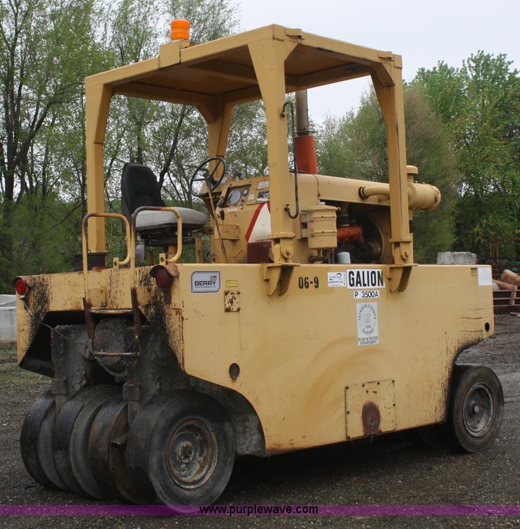 image for item B6508 1982 Galion P3500A rubber tire roller