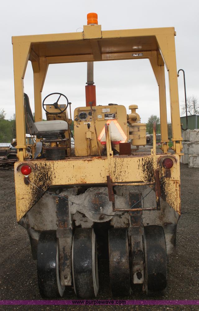 image for item B6508 1982 Galion P3500A rubber tire roller