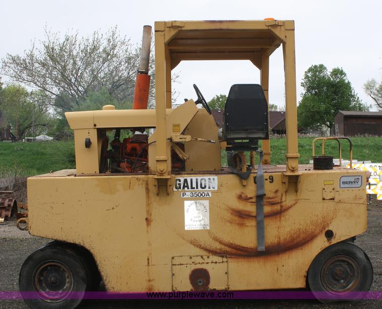 image for item B6508 1982 Galion P3500A rubber tire roller