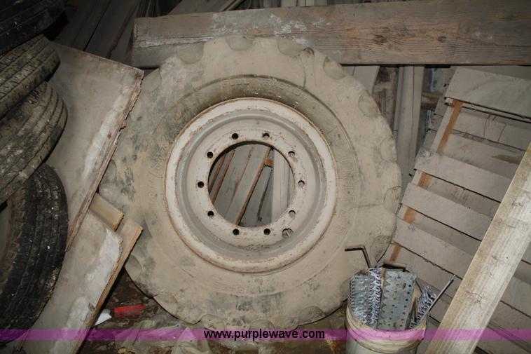 image for item B6997 Chrysler forklift