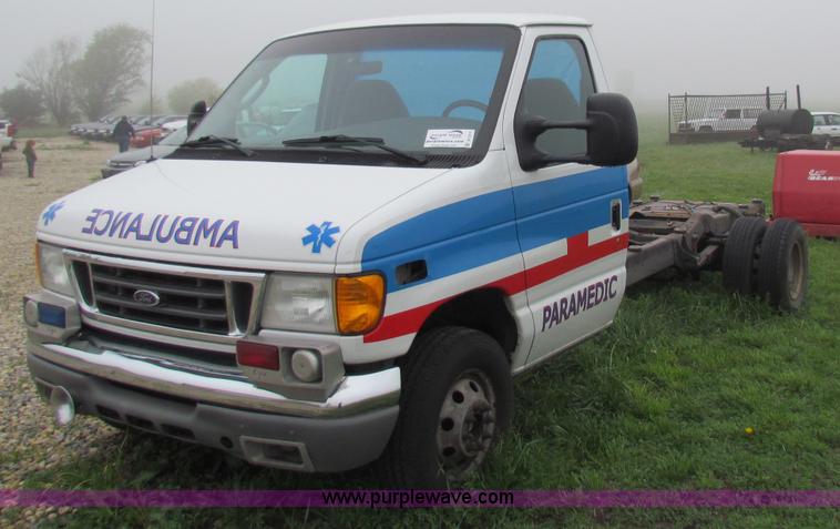 image for item B7217 2004 Ford E450 Super Duty ambulance cab and chassis