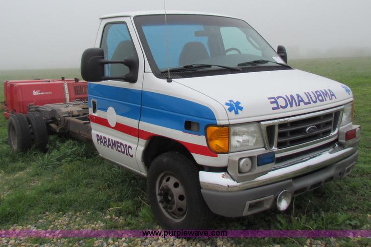 image for item B7217 2004 Ford E450 Super Duty ambulance cab and chassis