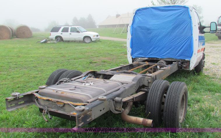 image for item B7217 2004 Ford E450 Super Duty ambulance cab and chassis