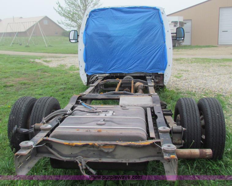 image for item B7217 2004 Ford E450 Super Duty ambulance cab and chassis