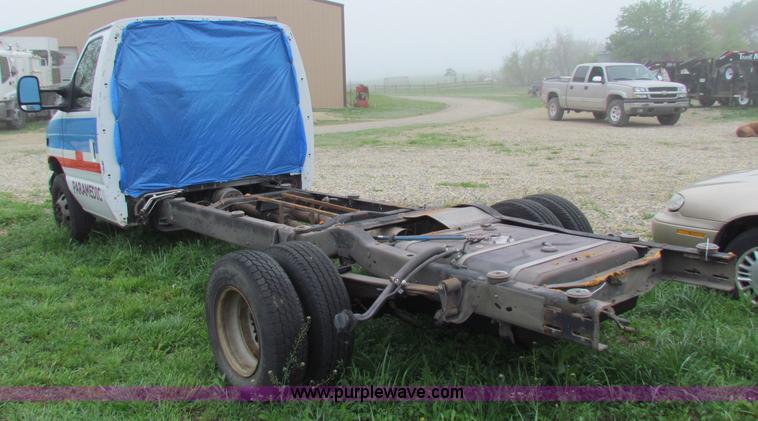 image for item B7217 2004 Ford E450 Super Duty ambulance cab and chassis