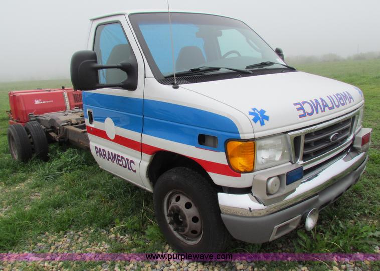 image for item B7217 2004 Ford E450 Super Duty ambulance cab and chassis