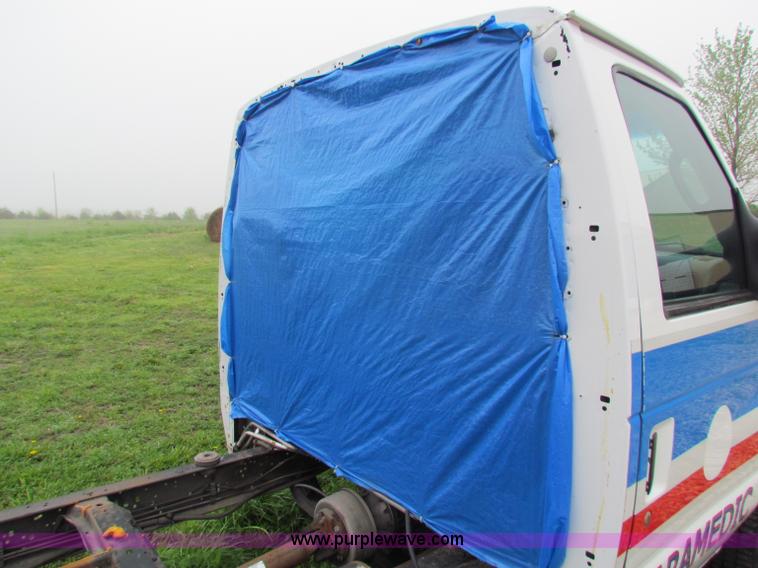 image for item B7217 2004 Ford E450 Super Duty ambulance cab and chassis