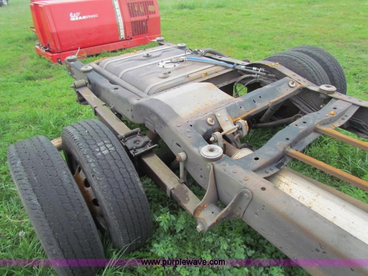 image for item B7217 2004 Ford E450 Super Duty ambulance cab and chassis