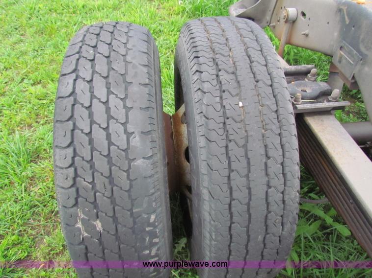 image for item B7217 2004 Ford E450 Super Duty ambulance cab and chassis