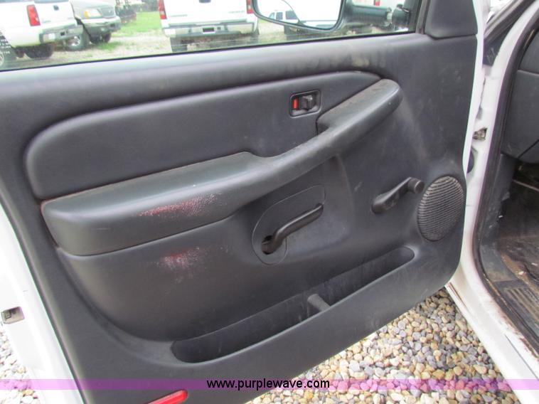 image for item B7219 2002 Chevrolet Silverado K3500 pickup truck