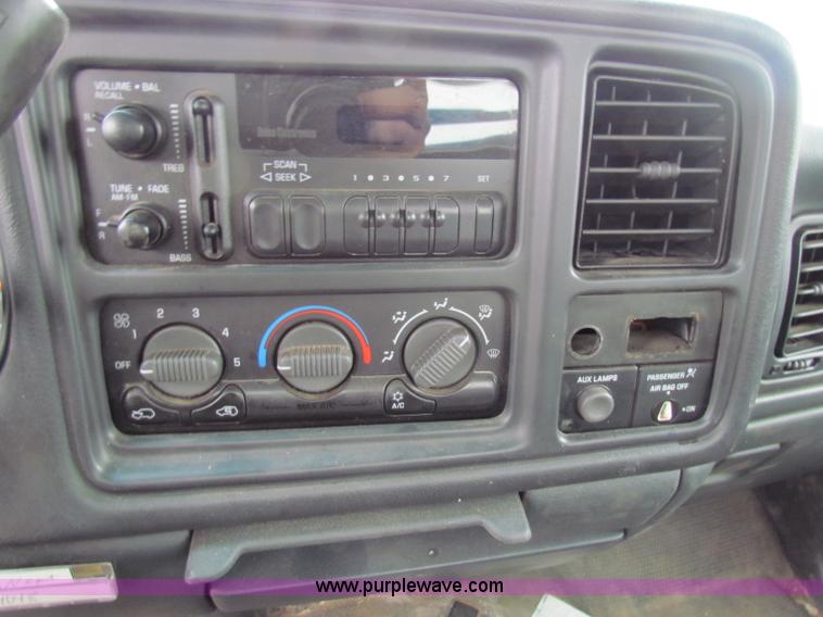 image for item B7219 2002 Chevrolet Silverado K3500 pickup truck