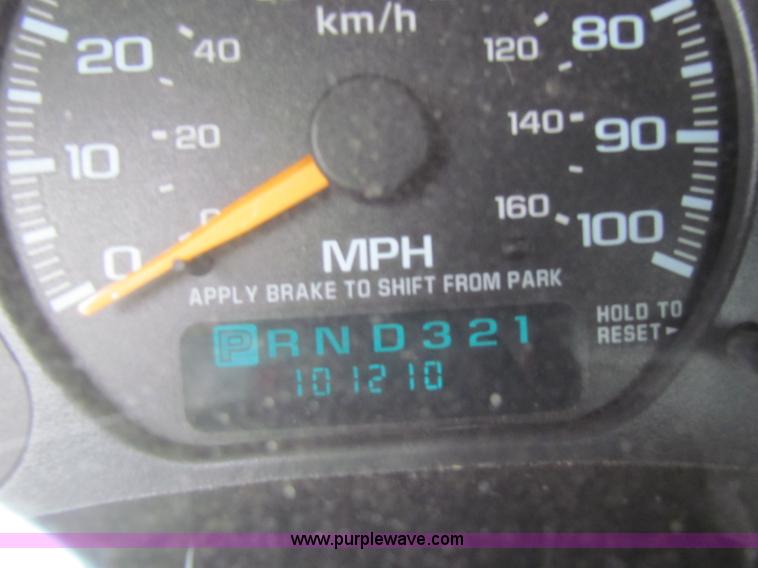 image for item B7219 2002 Chevrolet Silverado K3500 pickup truck