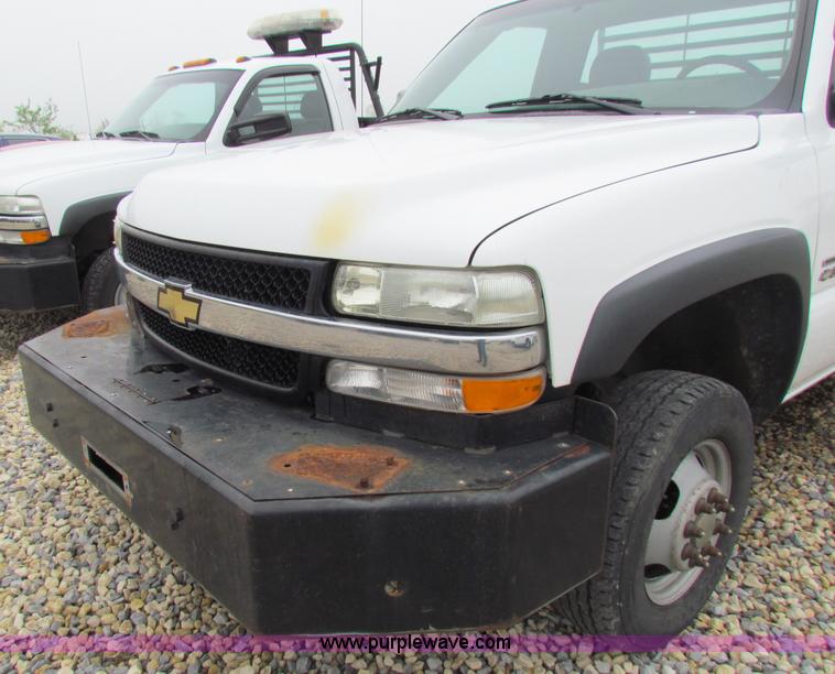 image for item B7219 2002 Chevrolet Silverado K3500 pickup truck
