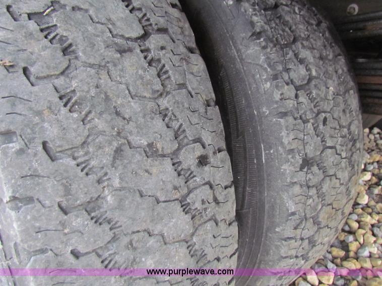 image for item B7219 2002 Chevrolet Silverado K3500 pickup truck