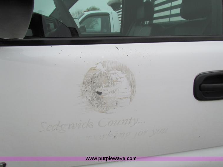 image for item B7219 2002 Chevrolet Silverado K3500 pickup truck