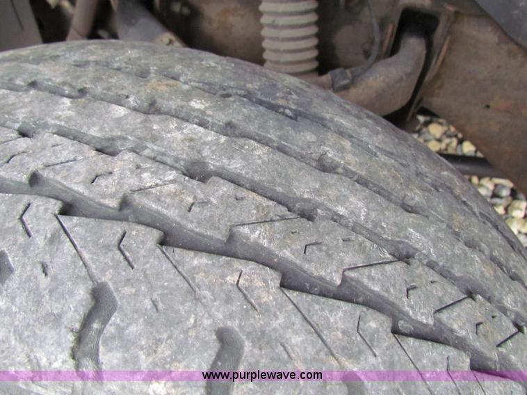 image for item B7219 2002 Chevrolet Silverado K3500 pickup truck