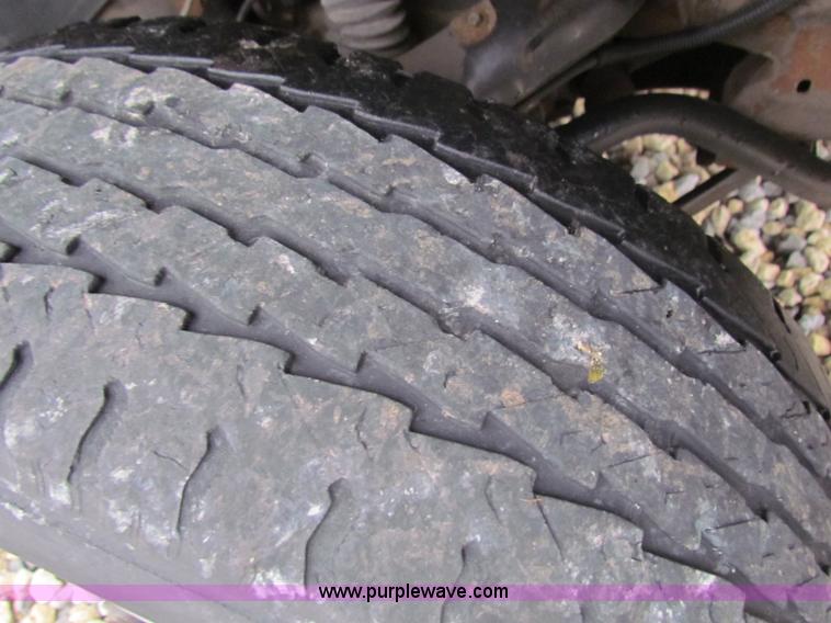 image for item B7219 2002 Chevrolet Silverado K3500 pickup truck