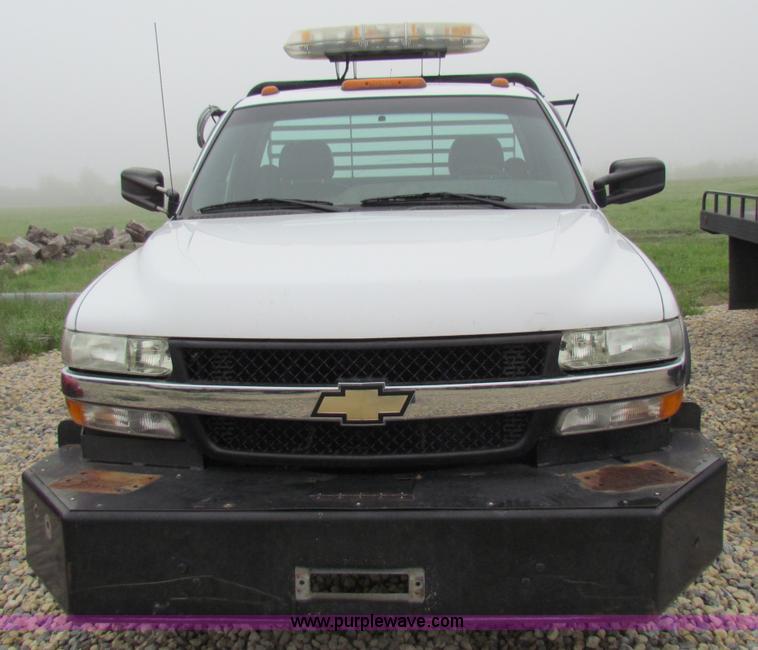image for item B7220 2002 Chevrolet Silverado K3500 pickup truck